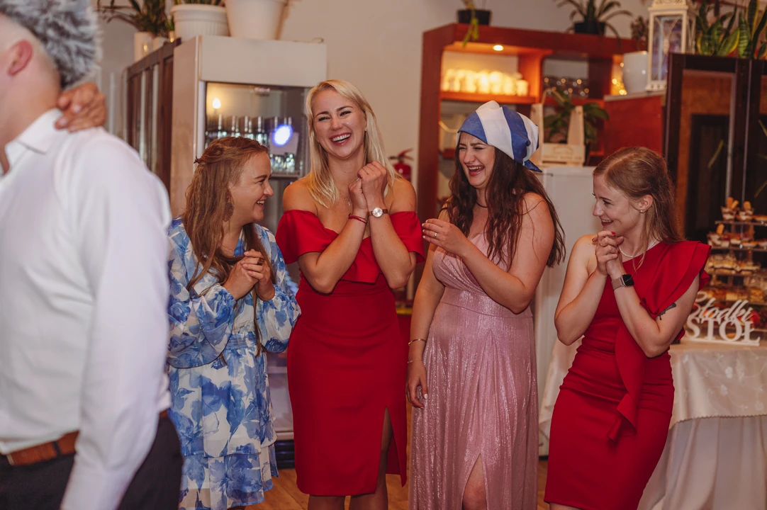 Zadowoleni goście weselni - atmosfera pełna uśmiechu - Gdynia, Sopot, Gdańsk